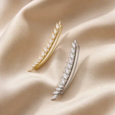 Ear climbers dourado e prateado com cristais sobre seda neutra