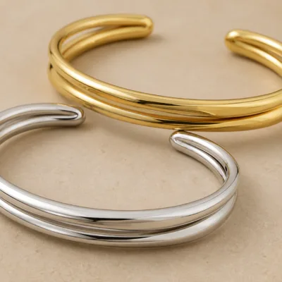 Variante A prateada da pulseira cuff entrelaçada