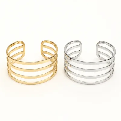 Pulseiras cuff dourada e prateada com quatro bandas paralelas