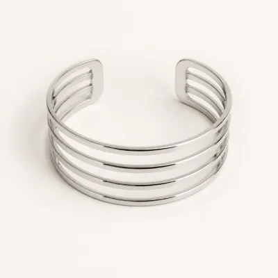 Variante B prateada da pulseira cuff de quatro bandas