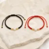 Pulseiras ajustáveis preta e vermelha com pérola e contas douradas