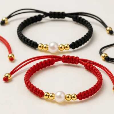 Detalhe da pérola, contas douradas e nós das pulseiras