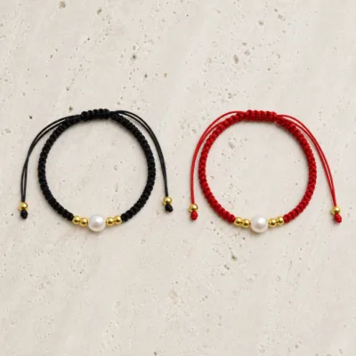 Variantes preta e vermelha da pulseira ajustável com pérola