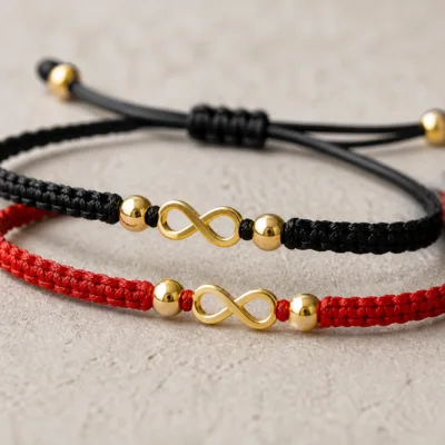 Detalhe do símbolo do infinito, contas douradas e cordão entrançado