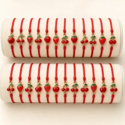 Conjunto de 24 pulseiras de frutos em expositores de joalharia