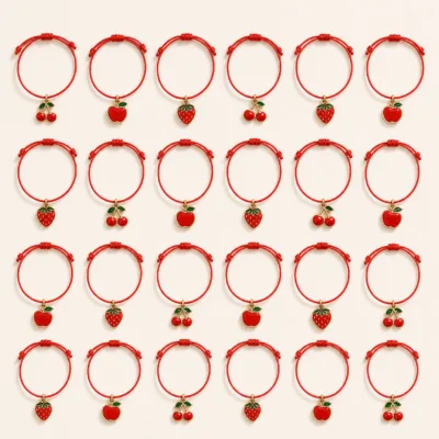 Vinte e quatro pulseiras vermelhas com cerejas, morangos e maçãs
