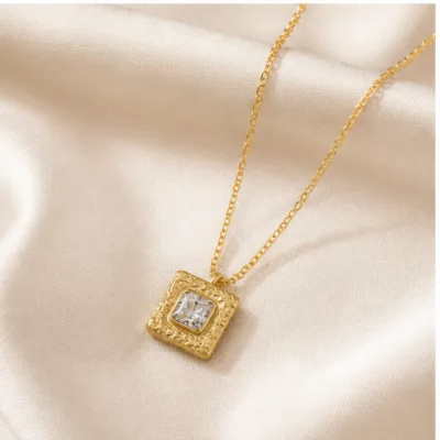 Colar dourado sobre tecido marfim 85058-01