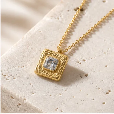 Detalhe do pendente quadrado dourado 85058-01