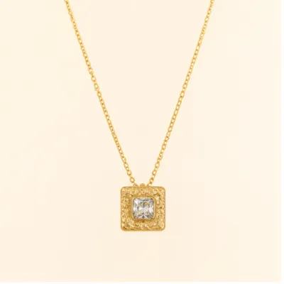 Colar dourado com pendente quadrado e cristal 85058-01