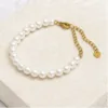 Pulseira de Pérolas Brancas de 6 mm com Corrente Dourada — Modelo A