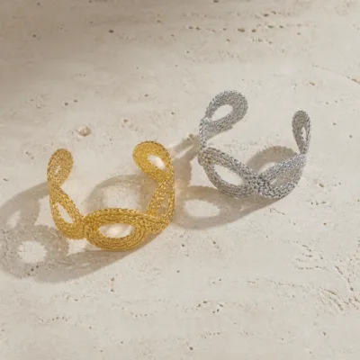 Vista superior das pulseiras de elos entrançados em dourado e prateado