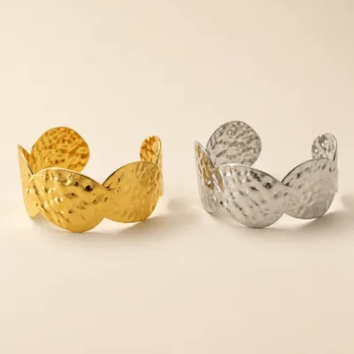 Pulseiras largas dourada e prateada com folhas marteladas