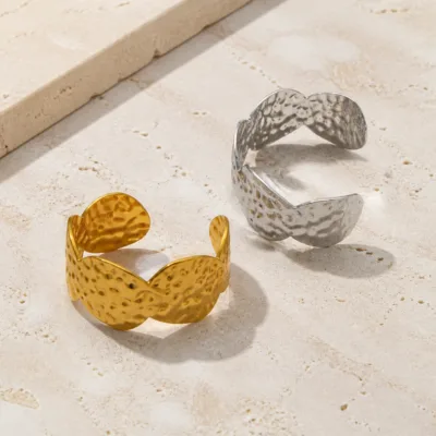 Vista superior das pulseiras de folhas marteladas em dourado e prateado