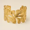Bracelete largo dourado com folhas tropicais