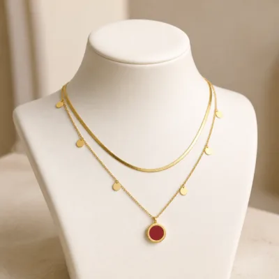 Colar dourado em camadas num expositor branco 85200-01-3