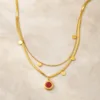 Colar dourado em camadas com pendente bordô 85200-01-3