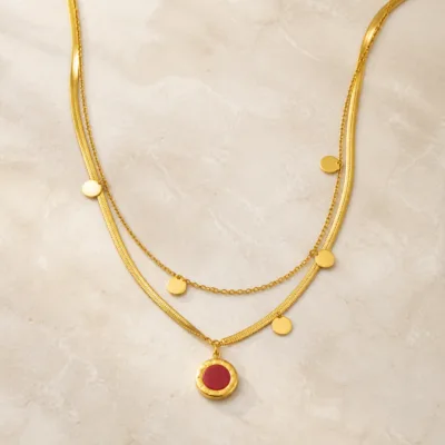 Colar dourado em camadas com pendente bordô 85200-01-3