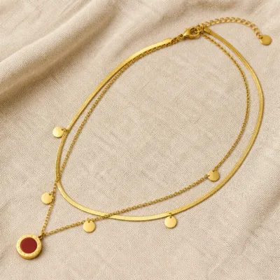 Colar dourado com pendente bordô sobre linho 85200-01-3