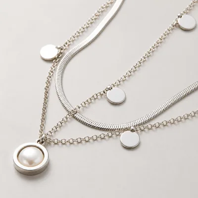 Detalhe do pendente branco e medalhas prateadas 85200-01-5