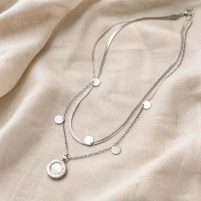 Colar prateado com pendente branco sobre linho 85200-01-5