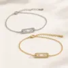 Pulseira em aço dourado com placa brilhante