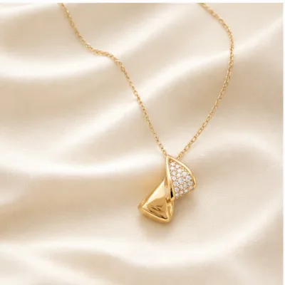 Colar dourado geométrico sobre tecido marfim 85216-03