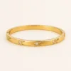 Bracelete dourado com folhas e cristais transparentes