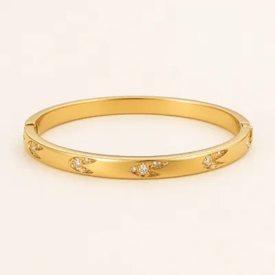 Bracelete dourado com folhas e cristais transparentes