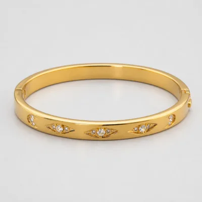 Vista frontal do bracelete dourado com cristais