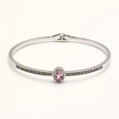 Variante B prateada do bracelete fino com pedra oval rosa