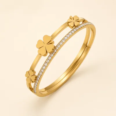 Bracelete dourado Modelo B com trevos e cristais