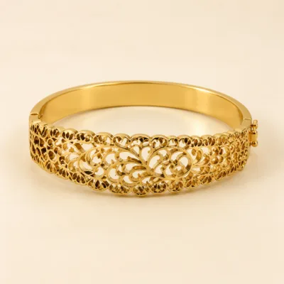 Bracelete dourado largo com filigrana de folhas