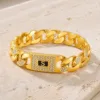 Bracelete dourado de elos largos com placa S e cristais
