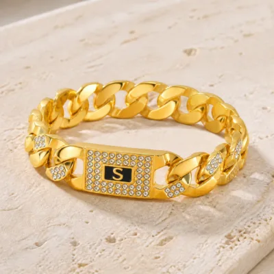 Bracelete dourado de elos largos com placa S e cristais