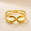 Bracelete dourado largo com design frontal de laço duplo