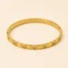 Pulseira dourada elástica com pequenos cristais transparentes