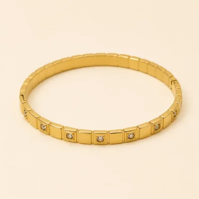 Pulseira dourada elástica com pequenos cristais transparentes