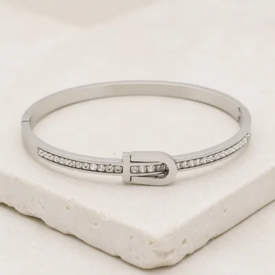 Bracelete prateado com cristais e detalhe frontal em fivela