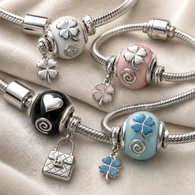 Pormenor das contas de vidro e dos pendentes das quatro pulseiras