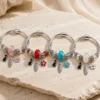 Quatro pulseiras de charms com gato nas cores rosa, vermelho, turquesa e branco