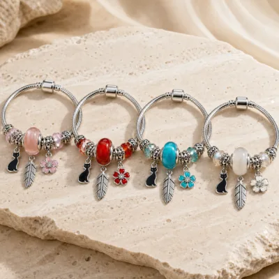 Quatro pulseiras de charms com gato nas cores rosa, vermelho, turquesa e branco