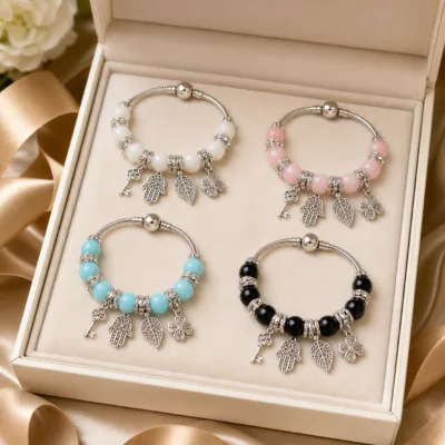 Quatro pulseiras de charms com chave numa caixa de joalharia