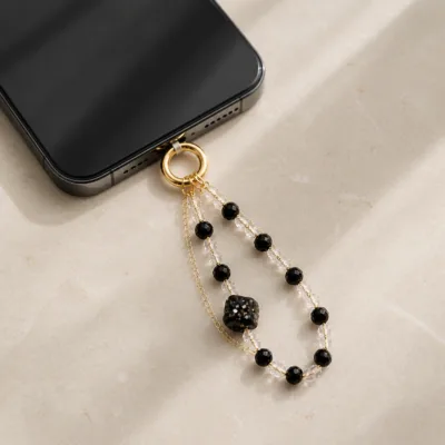 Pulseira preta com zircónia aplicada num telemóvel sem marca
