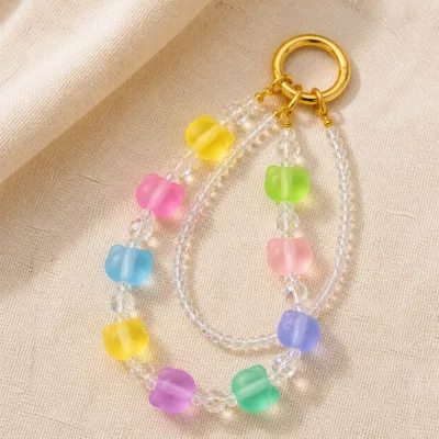 Pulseira para telemóvel com contas pastel sobre tecido de linho