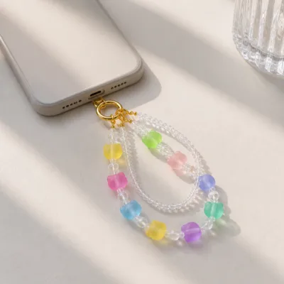 Pulseira multicolorida com cristais aplicada num telemóvel sem marca