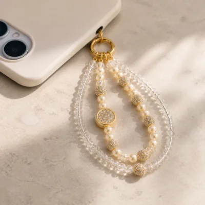 Pulseira com pérolas e zircónia aplicada num telemóvel sem marca