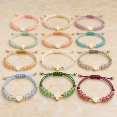 Detalhe das contas, berloques e cordões do conjunto de 12 pulseiras