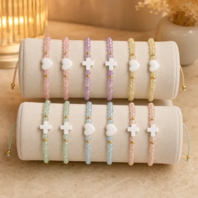 Conjunto de 12 pulseiras pastel num expositor de joalharia