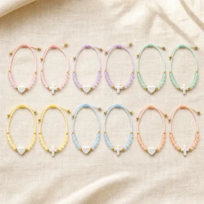 Doze pulseiras de cordão com contas pastel dispostas em duas filas