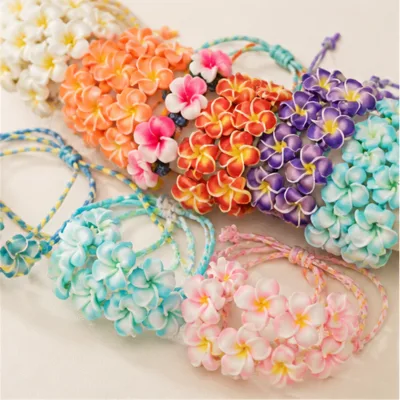 Detalhe das flores coloridas e dos cordões ajustáveis das pulseiras